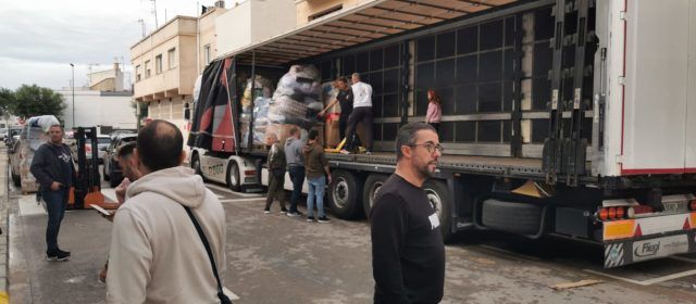 El Carnaval envia a València dos tràilers carregats d’ajuda
