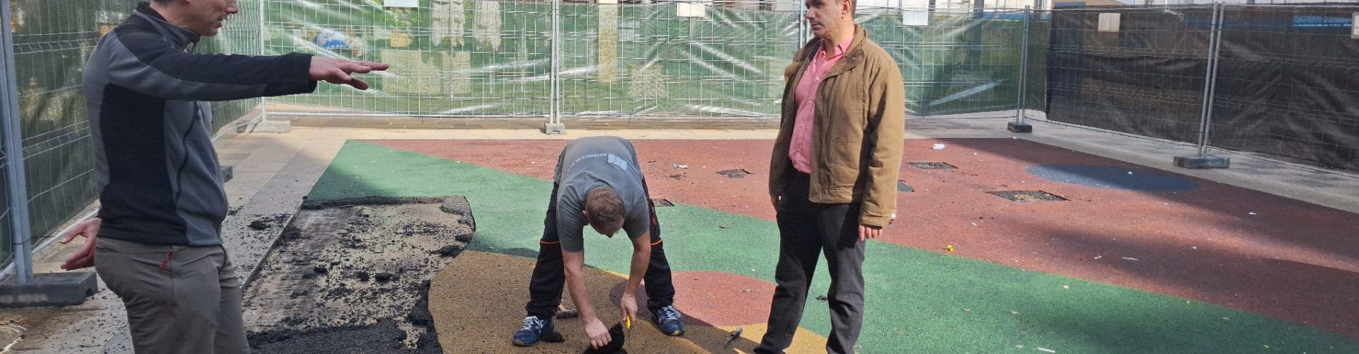 Obres i Serveis renova el parc infantil de la plaça de la Constitució