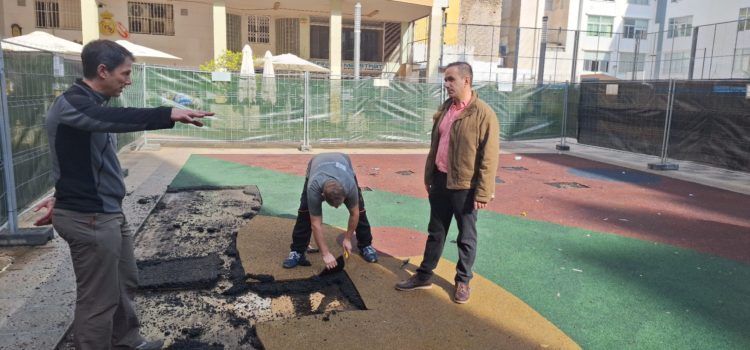 Obres i Serveis renova el parc infantil de la plaça de la Constitució