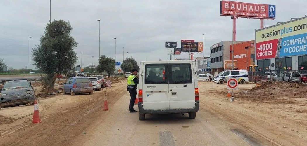 La Policia Local de Vinaròs, ajudant per la DANA, ara a Massanassa