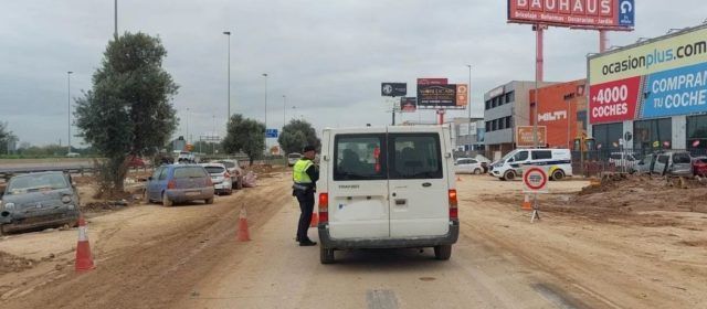 La Policia Local de Vinaròs, ajudant per la DANA, ara a Massanassa