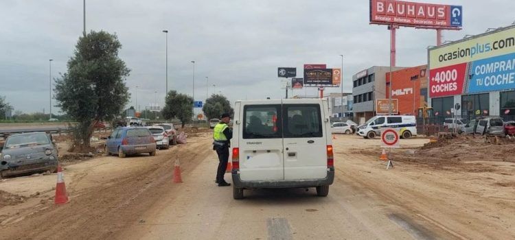 La Policia Local de Vinaròs, ajudant per la DANA, ara a Massanassa
