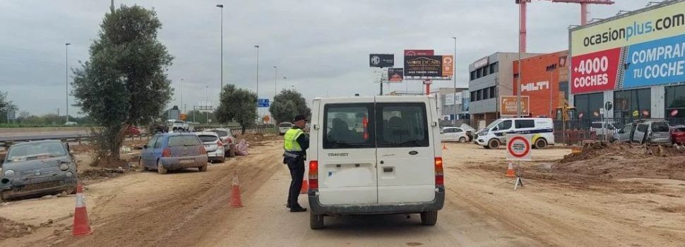 La Policia Local de Vinaròs, ajudant per la DANA, ara a Massanassa