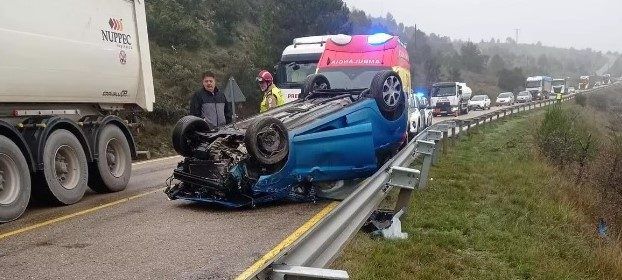 Un herido leve tras volcar un coche en la N-232 en Morella