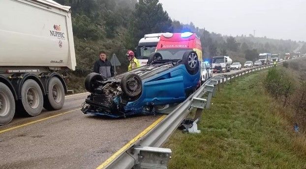 Un herido leve tras volcar un coche en la N-232 en Morella