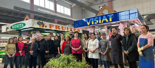 Minuto de silencio en el Mercado Central de Benicarló por las víctimas de la DANA
