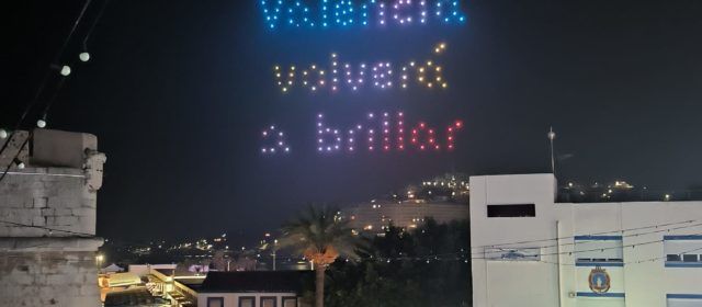 Peníscola il·lumina el seu cel per a encendre l’espectacular enllumenat nadalenc que ambientarà la localitat durant el mes vinent