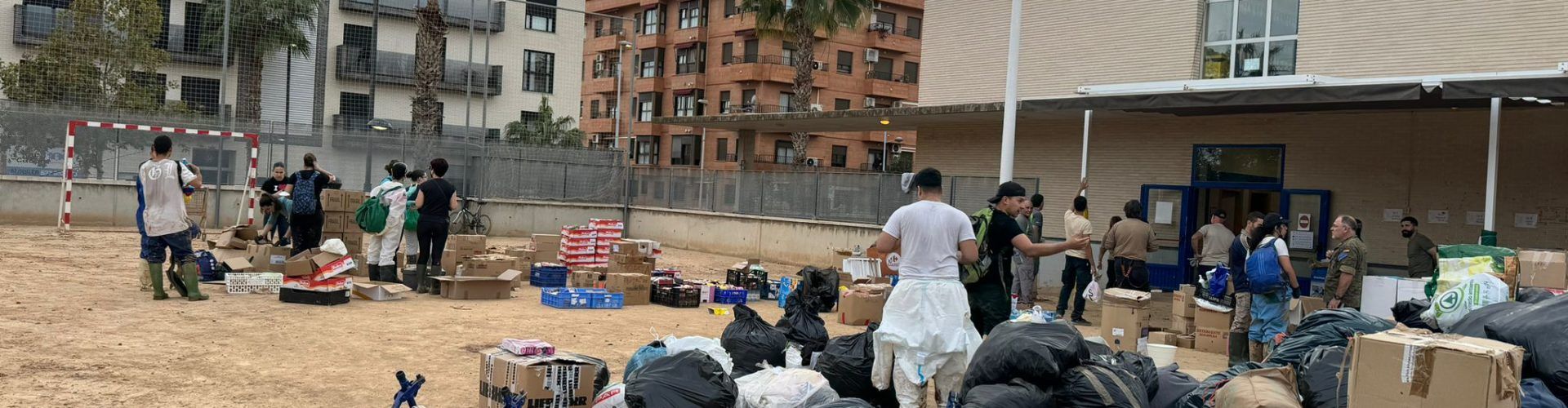 Una vintena de veïns d’Albocàsser es desplacen a Paiporta per a ajudar els afectats per la riuada
