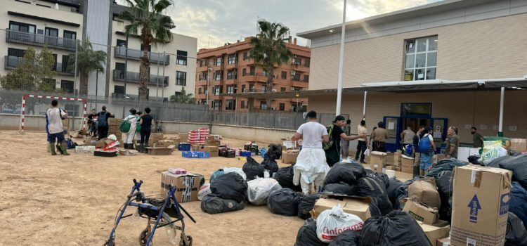 Una vintena de veïns d’Albocàsser es desplacen a Paiporta per a ajudar els afectats per la riuada