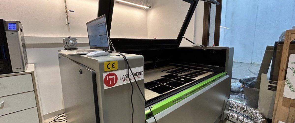 El FabLab Terres de l’Ebre amplia la seva maquinària amb una màquina de tall i gravat làser