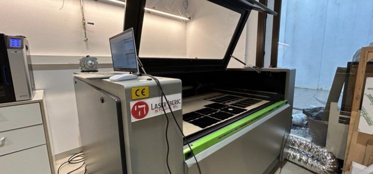 El FabLab Terres de l’Ebre amplia la seva maquinària amb una màquina de tall i gravat làser