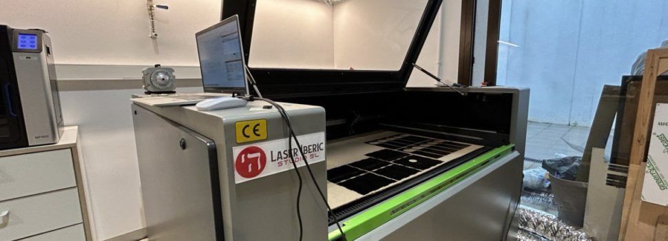 El FabLab Terres de l’Ebre amplia la seva maquinària amb una màquina de tall i gravat làser