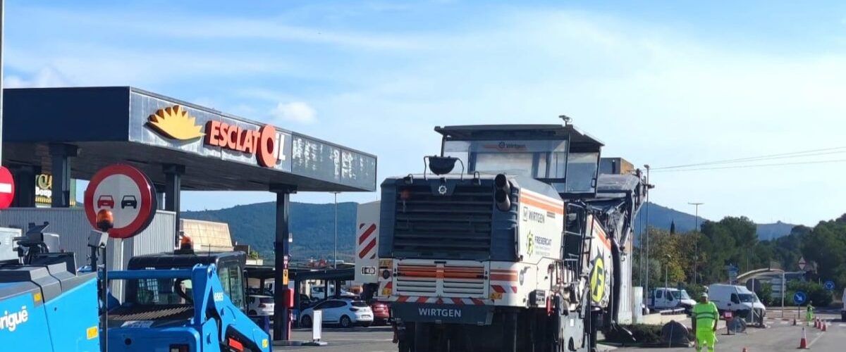 Treballs de pavimentació a la carretera TV-3319 Ulldecona-La Sénia