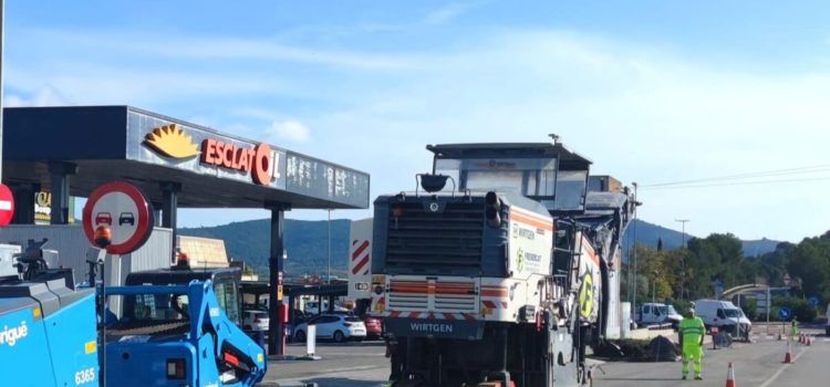 Treballs de pavimentació a la carretera TV-3319 Ulldecona-La Sénia