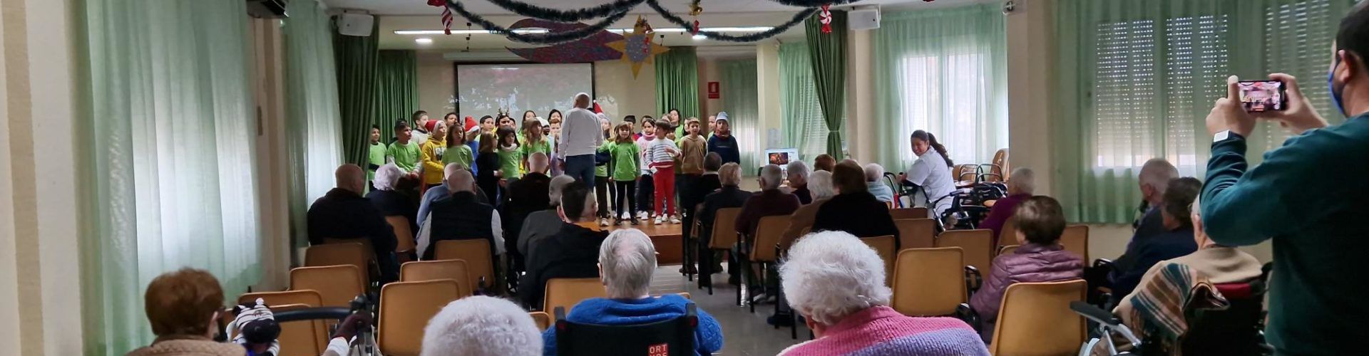 Els escolars canten nadales a l’Hogar San Sebastià