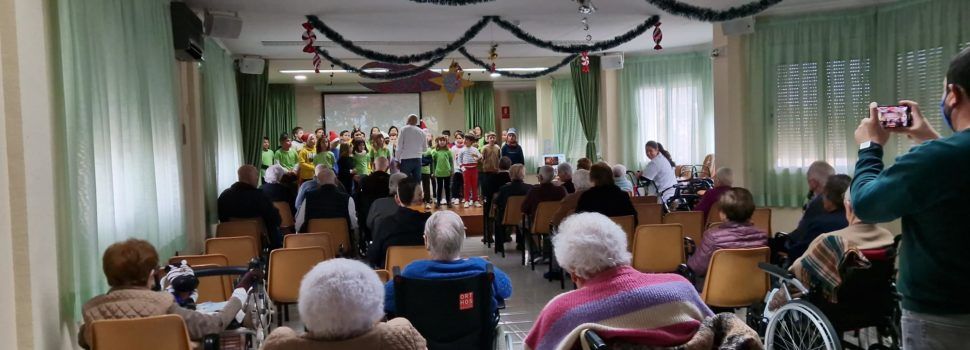 Els escolars canten nadales a l’Hogar San Sebastià