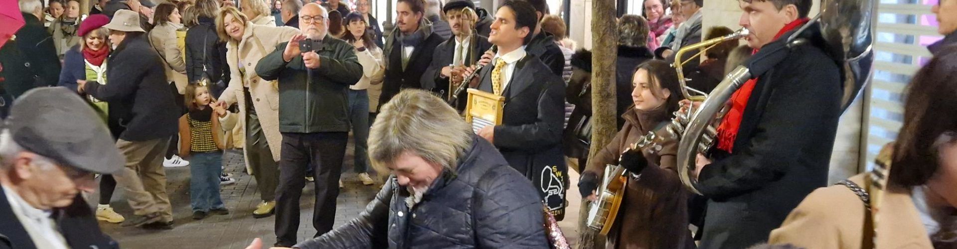 Concert itinerant “Ara ve Nadal tour” per Swing Engine Street Sextet