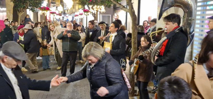 Concert itinerant “Ara ve Nadal tour” per Swing Engine Street Sextet