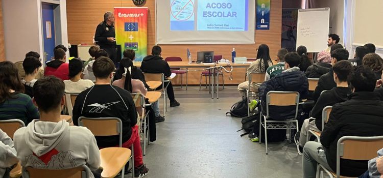 Formació per a acabar amb l’assetjament escolar a l’IES Serra d’Irta a càrrec de la Policia Local d’Alcalà-Alcossebre