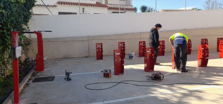 Alcossebre incorpora una nova instal·lació per a càrrega, manteniment i aparcament de bicicletes