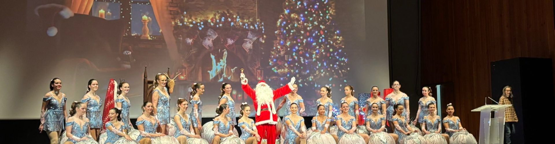 Papa Noel llega a Peñíscola en el Día de Navidad para compartir ilusión con los más pequeños