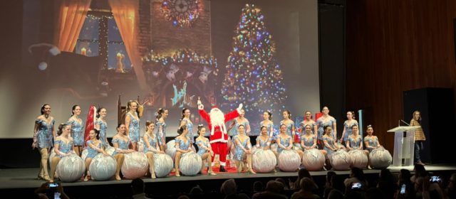 Papa Noel llega a Peñíscola en el Día de Navidad para compartir ilusión con los más pequeños