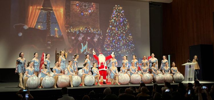 Papa Noel llega a Peñíscola en el Día de Navidad para compartir ilusión con los más pequeños
