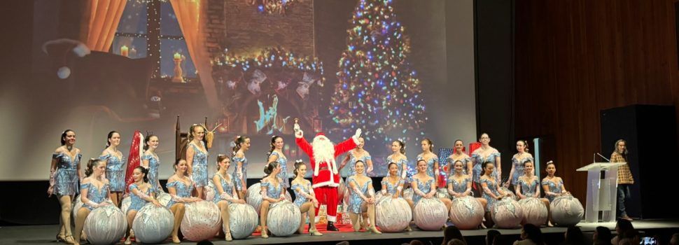 Papa Noel llega a Peñíscola en el Día de Navidad para compartir ilusión con los más pequeños