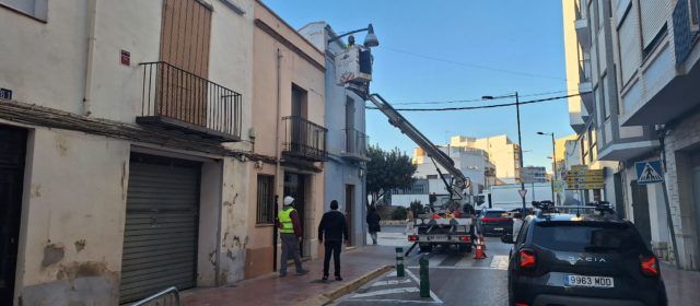 Obres i Serveis reforça la il·luminació per a millorar la visibilitat per als conductors i vianants