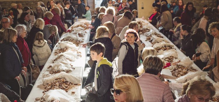Gran participació en l’embolicà de les coquetes de Sant Antoni a Benicarló