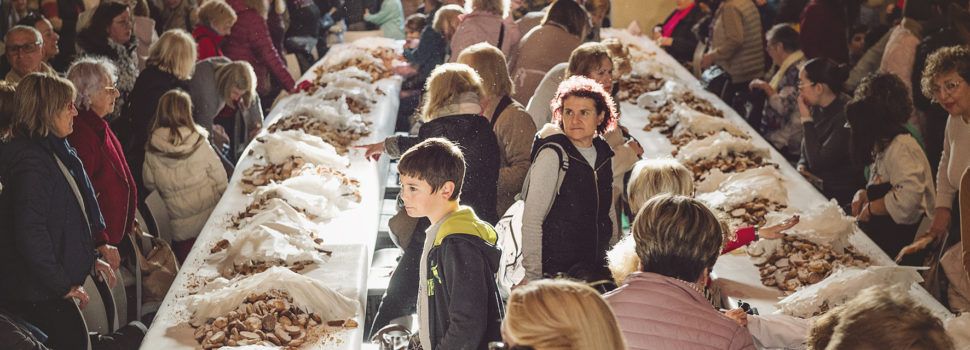 Gran participació en l’embolicà de les coquetes de Sant Antoni a Benicarló