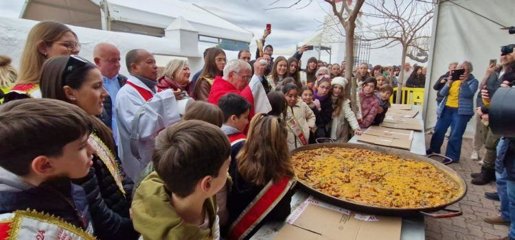 Benedicció i repartiment de l’arròs de les paelles de Sant Sebastià