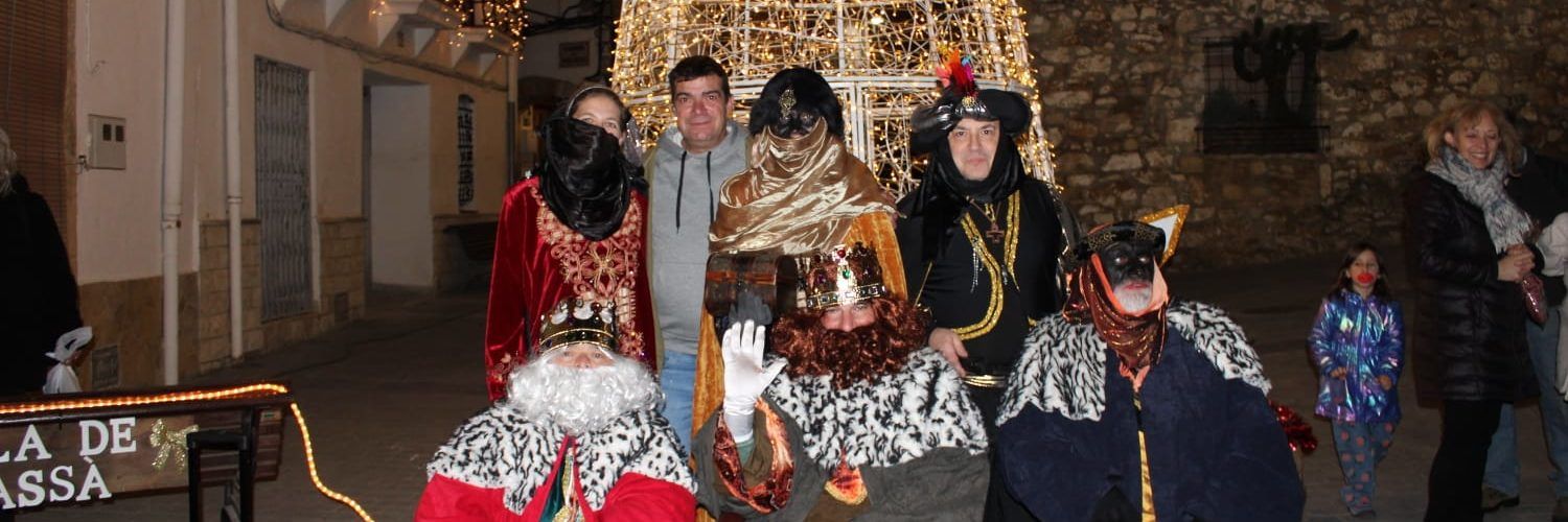 Els Reis Mags d’Orient, sorpresos per la il·luminació especial de La Pobla de Benifassà