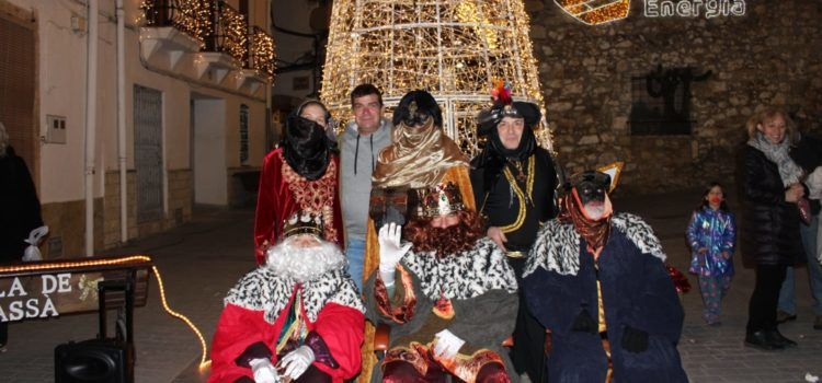 Els Reis Mags d’Orient, sorpresos per la il·luminació especial de La Pobla de Benifassà