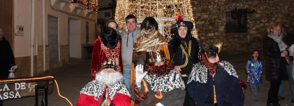 Els Reis Mags d’Orient, sorpresos per la il·luminació especial de La Pobla de Benifassà