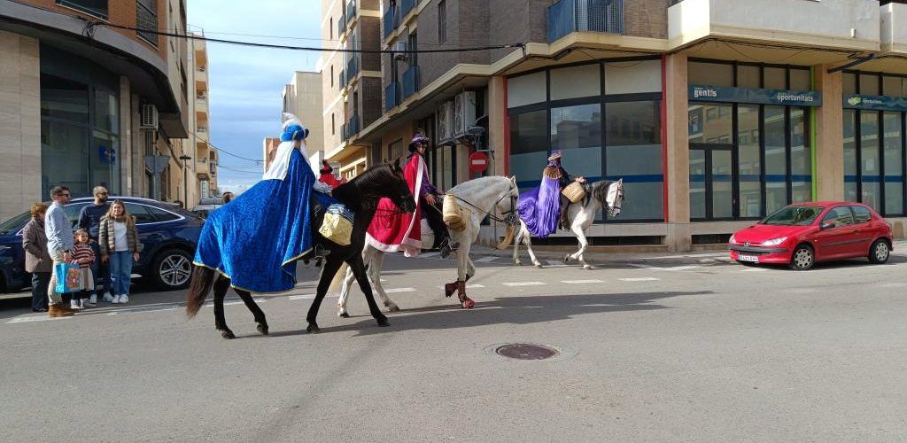 Matí de repartiment de regals per part dels patges reials a Amposta