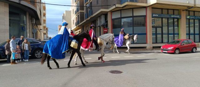 Matí de repartiment de regals per part dels patges reials a Amposta