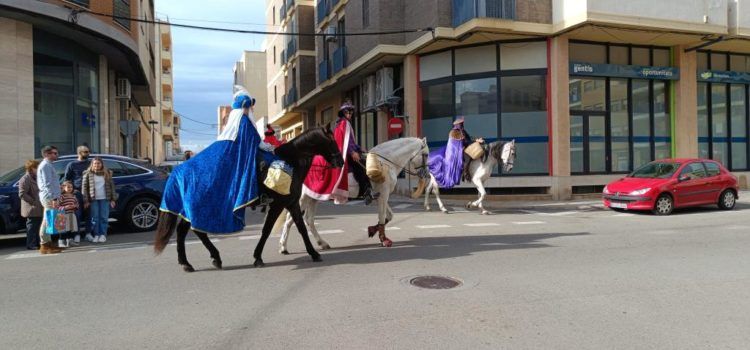 Matí de repartiment de regals per part dels patges reials a Amposta