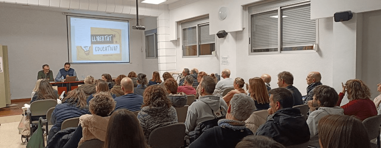 Gran acollida de les xarrades de Famílies pel valencià a Alcalà, Benicarló i Vinaròs