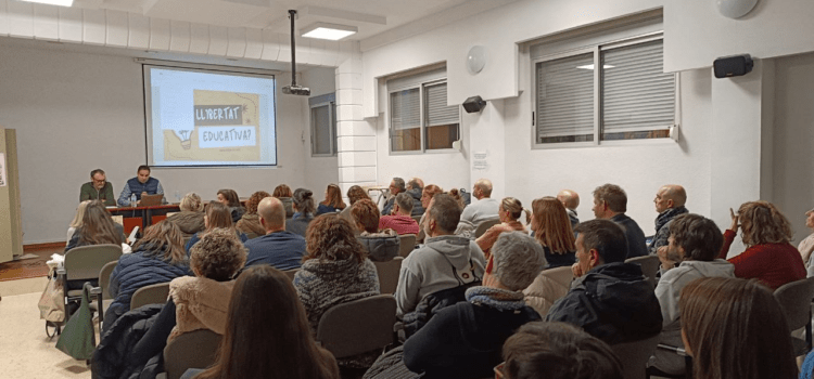 Gran acollida de les xarrades de Famílies pel valencià a Alcalà, Benicarló i Vinaròs