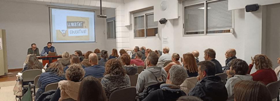 Gran acollida de les xarrades de Famílies pel valencià a Alcalà, Benicarló i Vinaròs