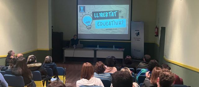 Càlig ha acollit una xerrada informativa de l’associació “Famílies pel valencià”