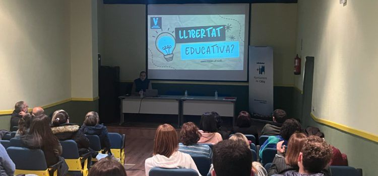 Càlig ha acollit una xerrada informativa de l’associació “Famílies pel valencià”