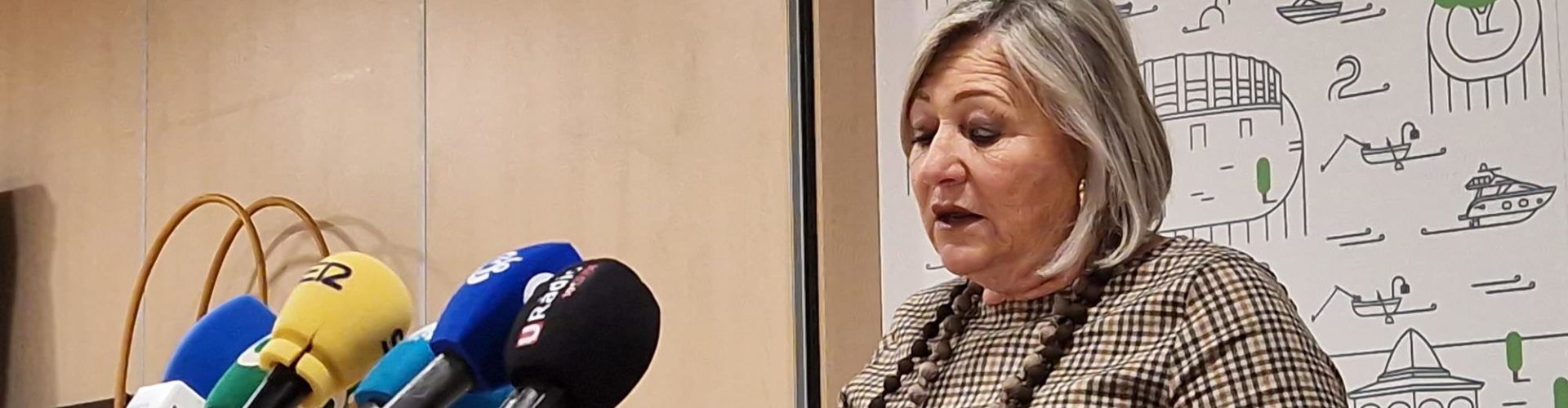 L’alcaldessa Maria Dolores Miralles passa balanç estadístic de la biblioteca municipal