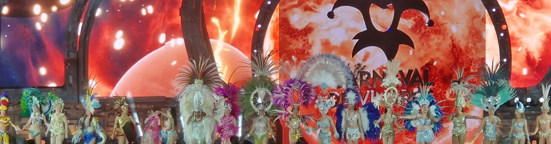 Tot i el retard i l’amenaça de pluja, prop de nou mil persones gaudeixen amb la Gran Gala de Reines del Carnaval