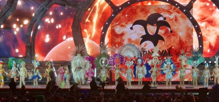 Tot i el retard i l’amenaça de pluja, prop de nou mil persones gaudeixen amb la Gran Gala de Reines del Carnaval