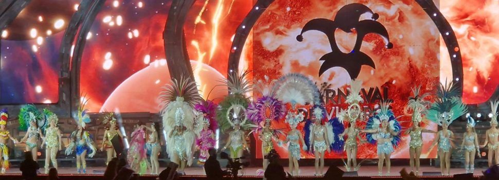 Tot i el retard i l’amenaça de pluja, prop de nou mil persones gaudeixen amb la Gran Gala de Reines del Carnaval