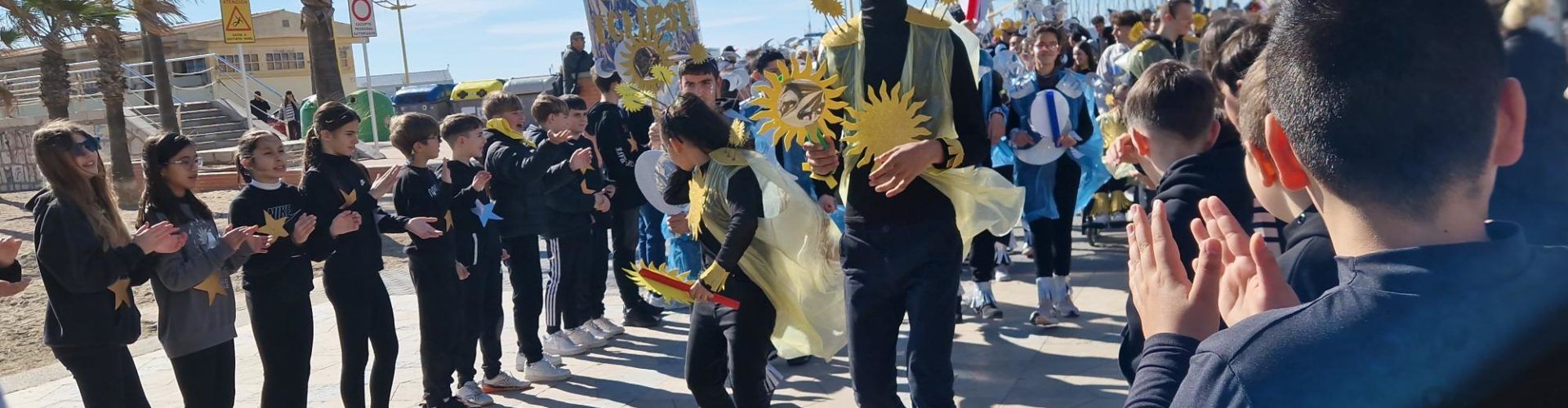 L’alumnat del col·legi Baix Maestrat desfila pel passeig de Vinaròs