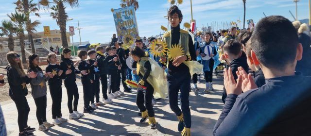L’alumnat del col·legi Baix Maestrat desfila pel passeig de Vinaròs