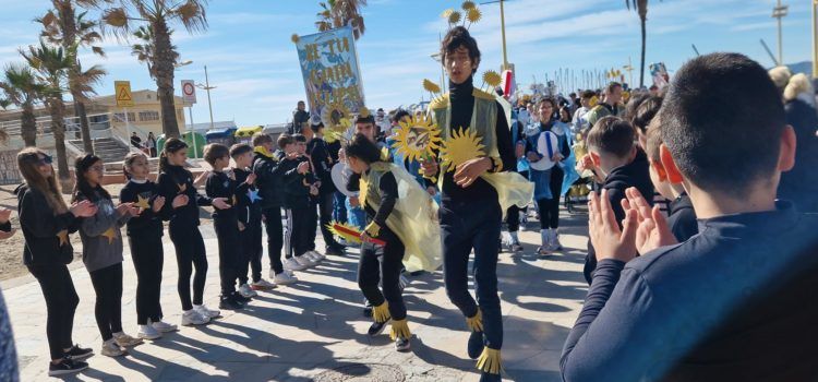 L’alumnat del col·legi Baix Maestrat desfila pel passeig de Vinaròs